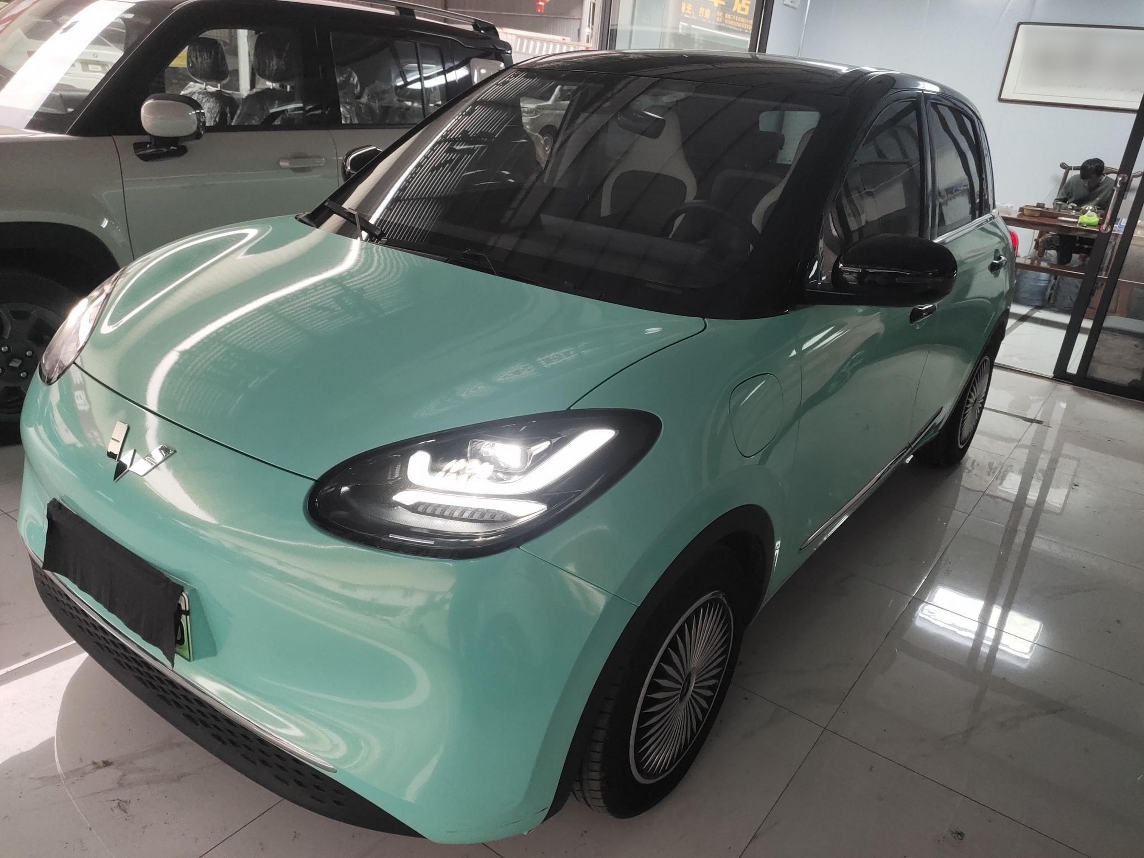 Под передней частью автомобиля