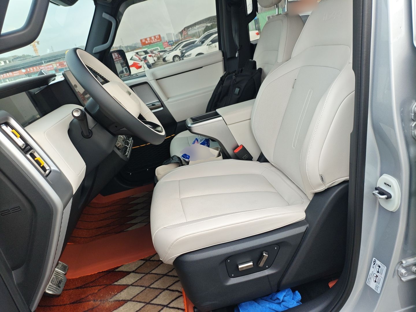 المقاعد الأمامية داخل السيارة