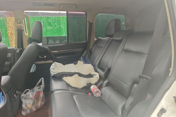 Used Mitsubishi Pajero 2016 3.0L Automatic Prestige Version China V Standard Left Rear Seat