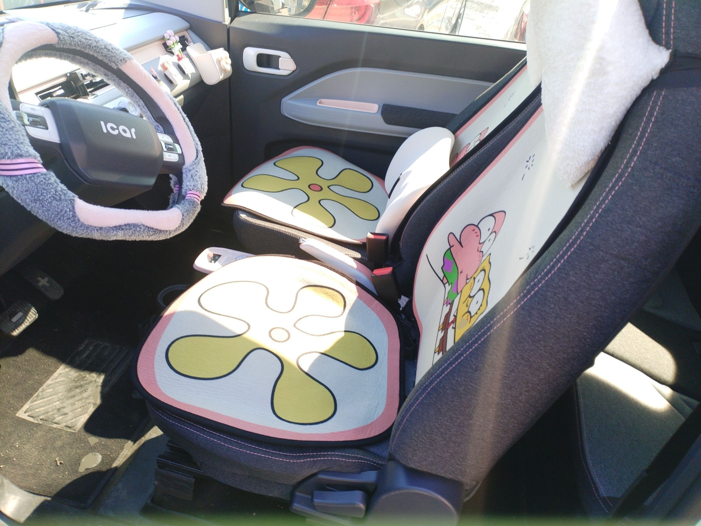 المقاعد الأمامية داخل السيارة