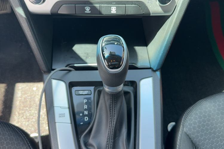 Used Hyundai Elantra (6th Generation / Lingdong) 2016 1.6L Automatic ZhiXuan – Elite Version Gear Lever