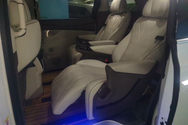 Used Denza D9 2022 DM-i 1040 Prestige Model
