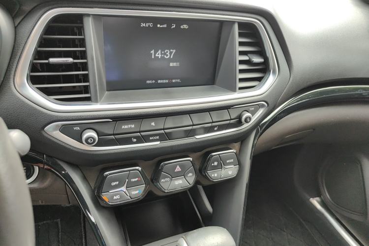 Used GAC Trumpchi GS4 2017 235T Automatic Two-Wheel Drive Luxury Smart Connectivity Version Center Console