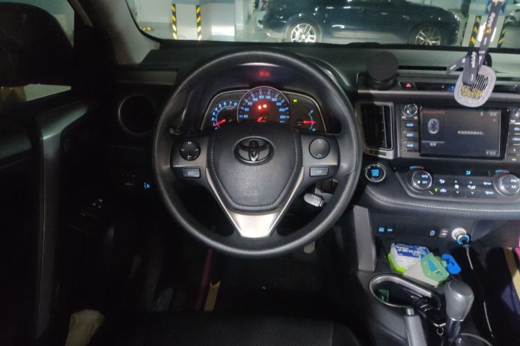 Used Toyota RAV4 2016 2.0L CVT Two-Wheel Drive Fashion Edition China V Standard
