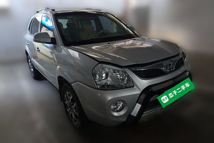 Used Hyundai Tucson 2013 2.0L Automatic Two-Wheel Drive Comfort Version Front Right 45 Deg