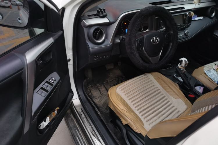 Used Toyota RAV4 2016 2.0L CVT Two-Wheel Drive Fashion Edition China V Standard Driver Seat