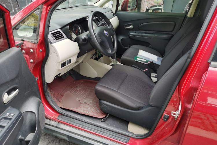 Used Venucia R50 2015 1.6L Automatic Fashion Edition
