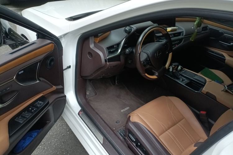 Used Lexus ES 2020 300h Executive Edition
