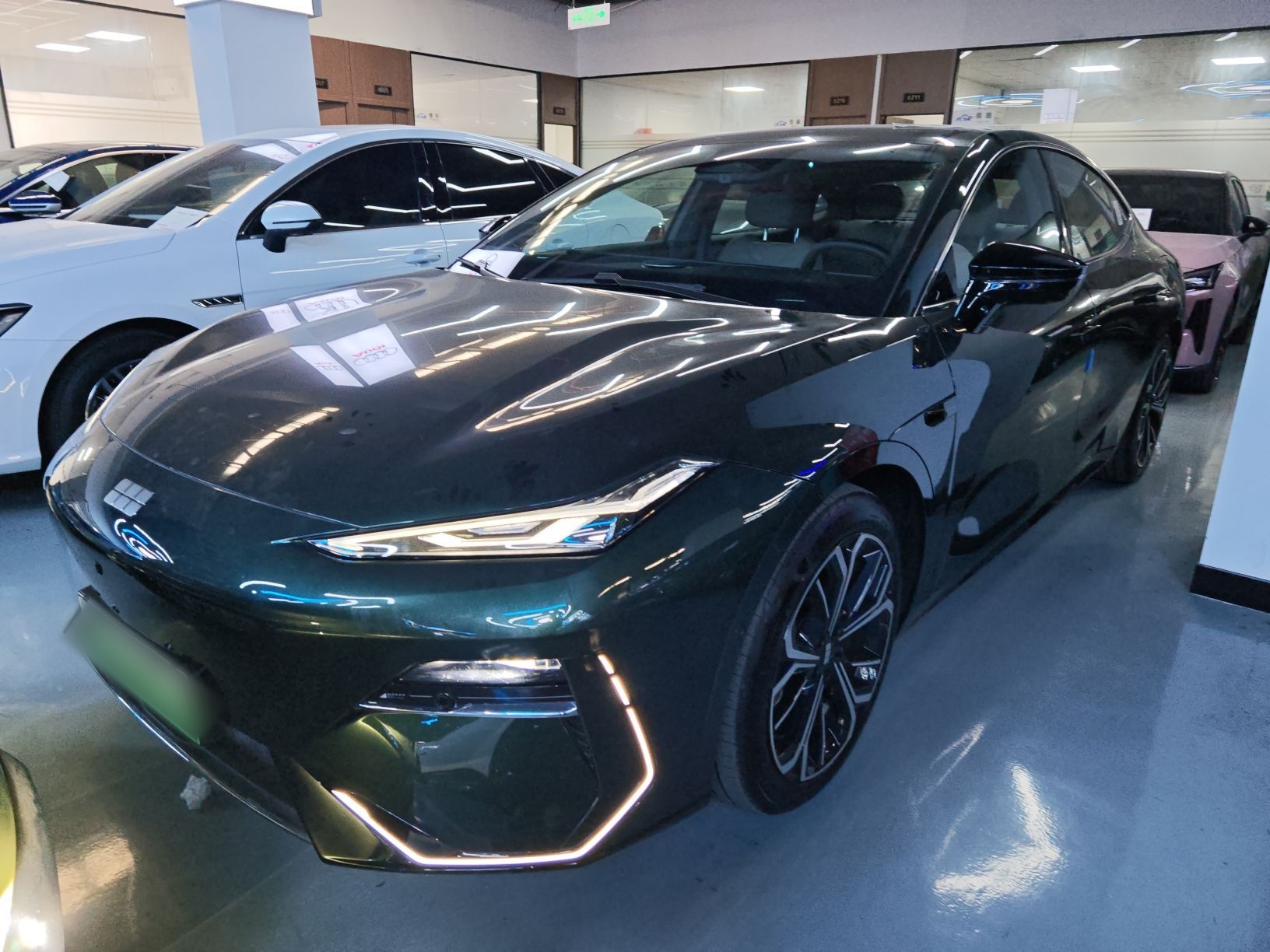 تحت مقدمة السيارة