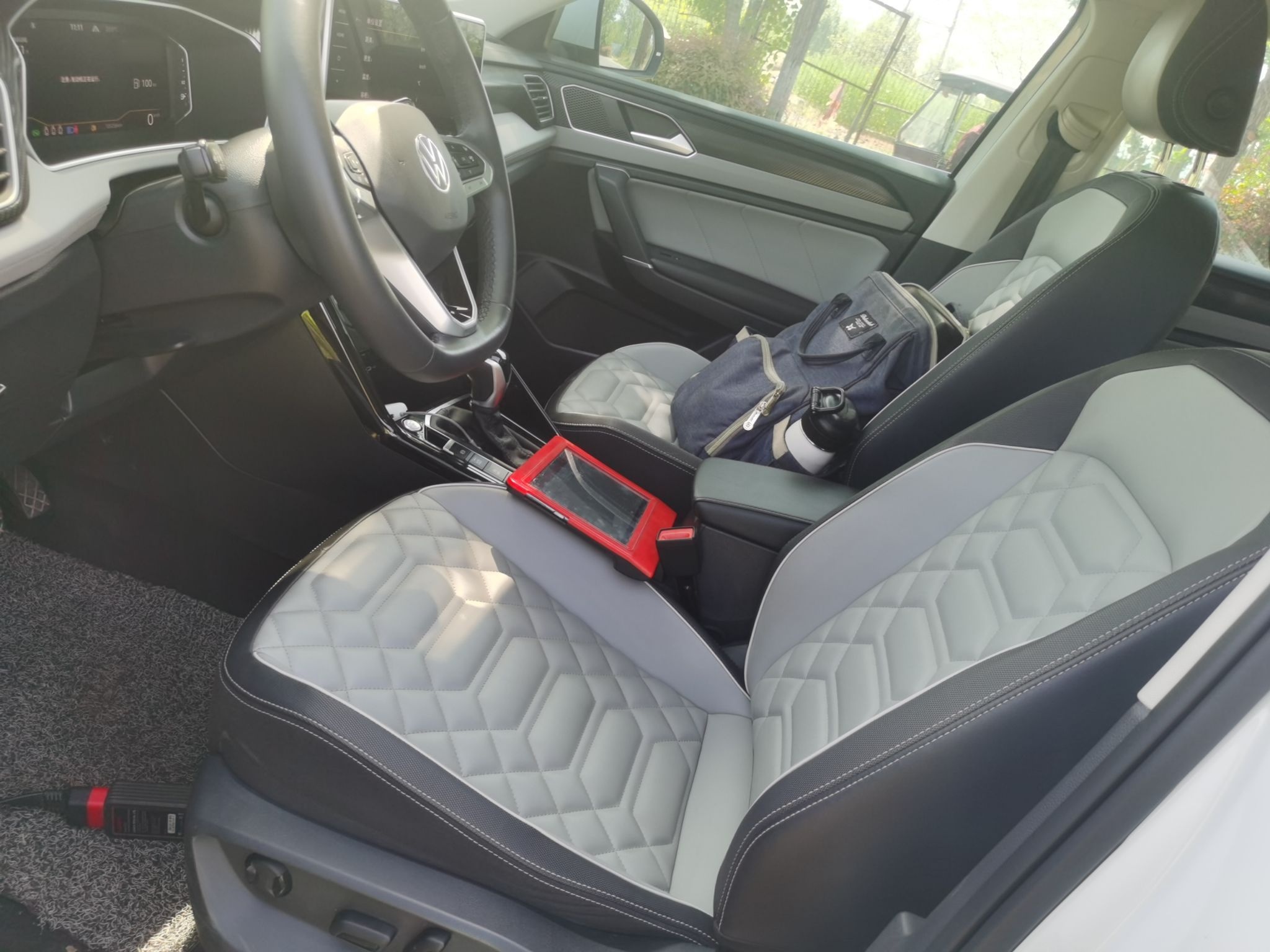 المقاعد الأمامية داخل السيارة