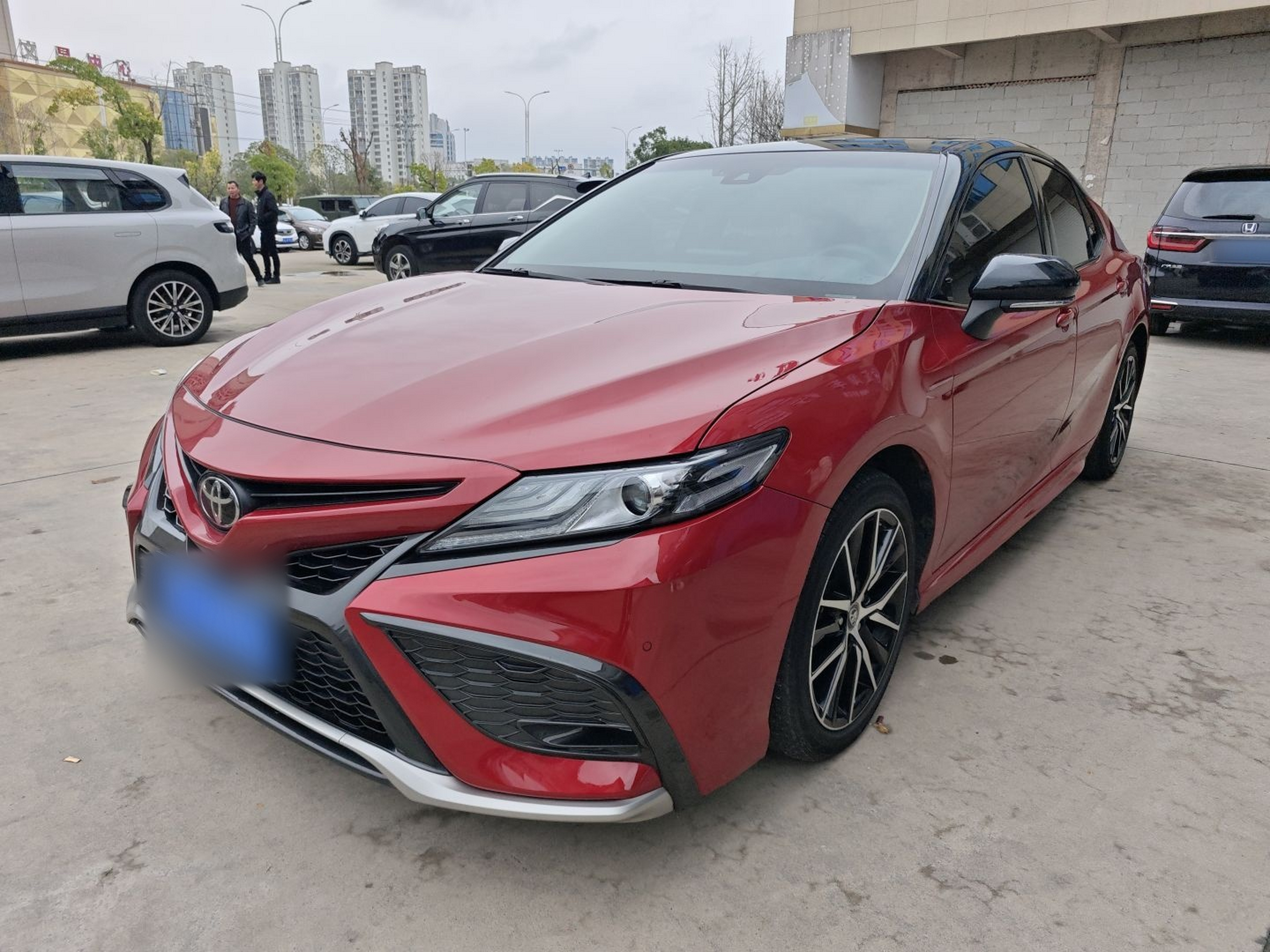 تحت مقدمة السيارة