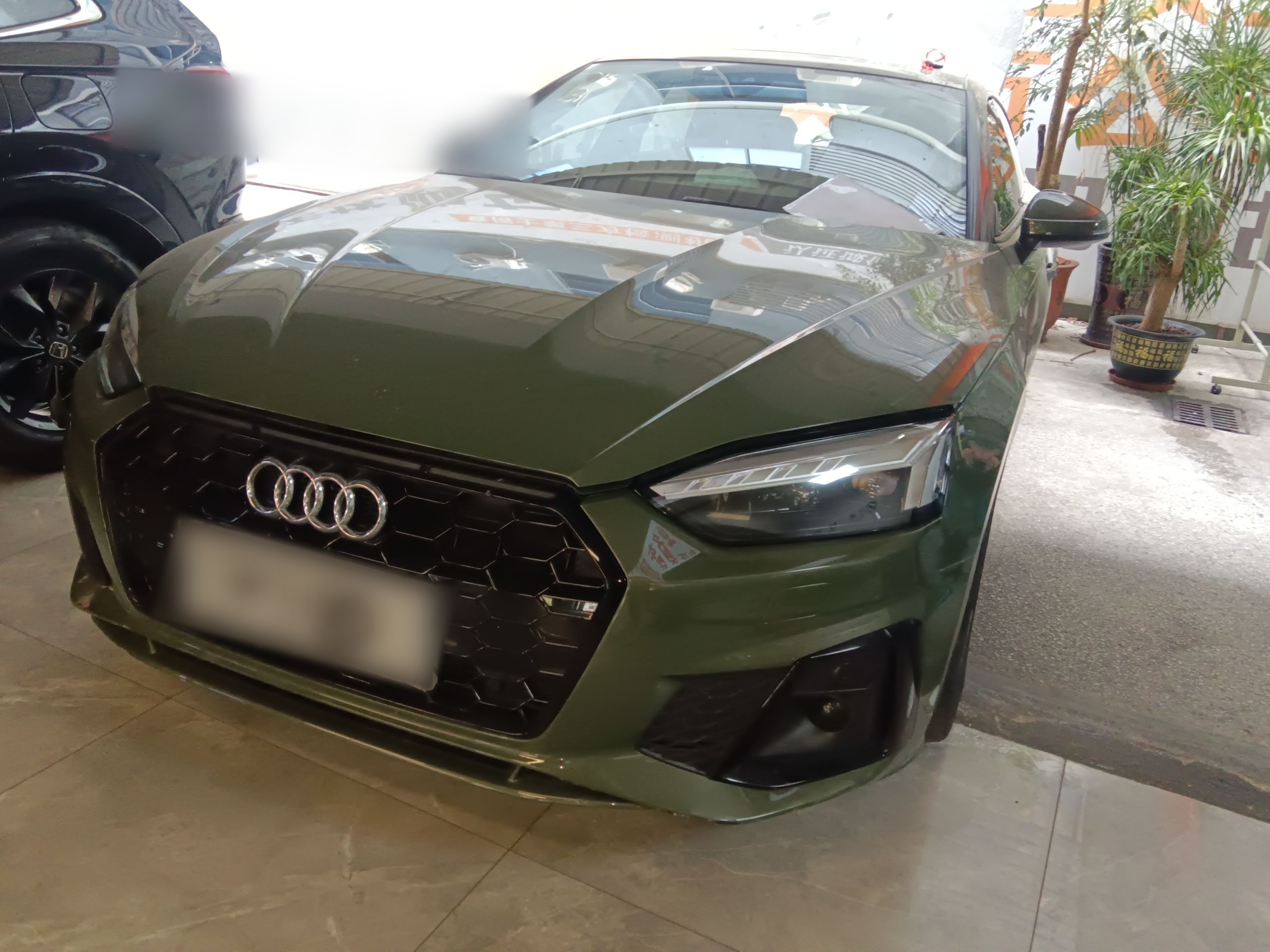 تحت مقدمة السيارة