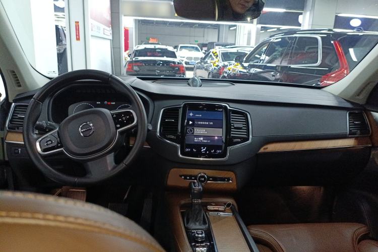 Used Volvo XC90 2018 T6 Prestige 7-Seater Center Console