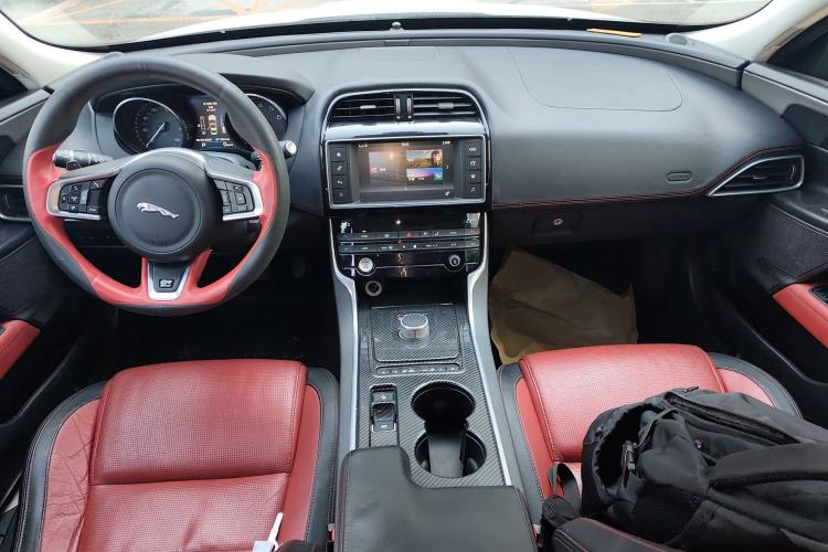 Used Jaguar XE 2015 2.0T 200 PS R-Sport Center Console