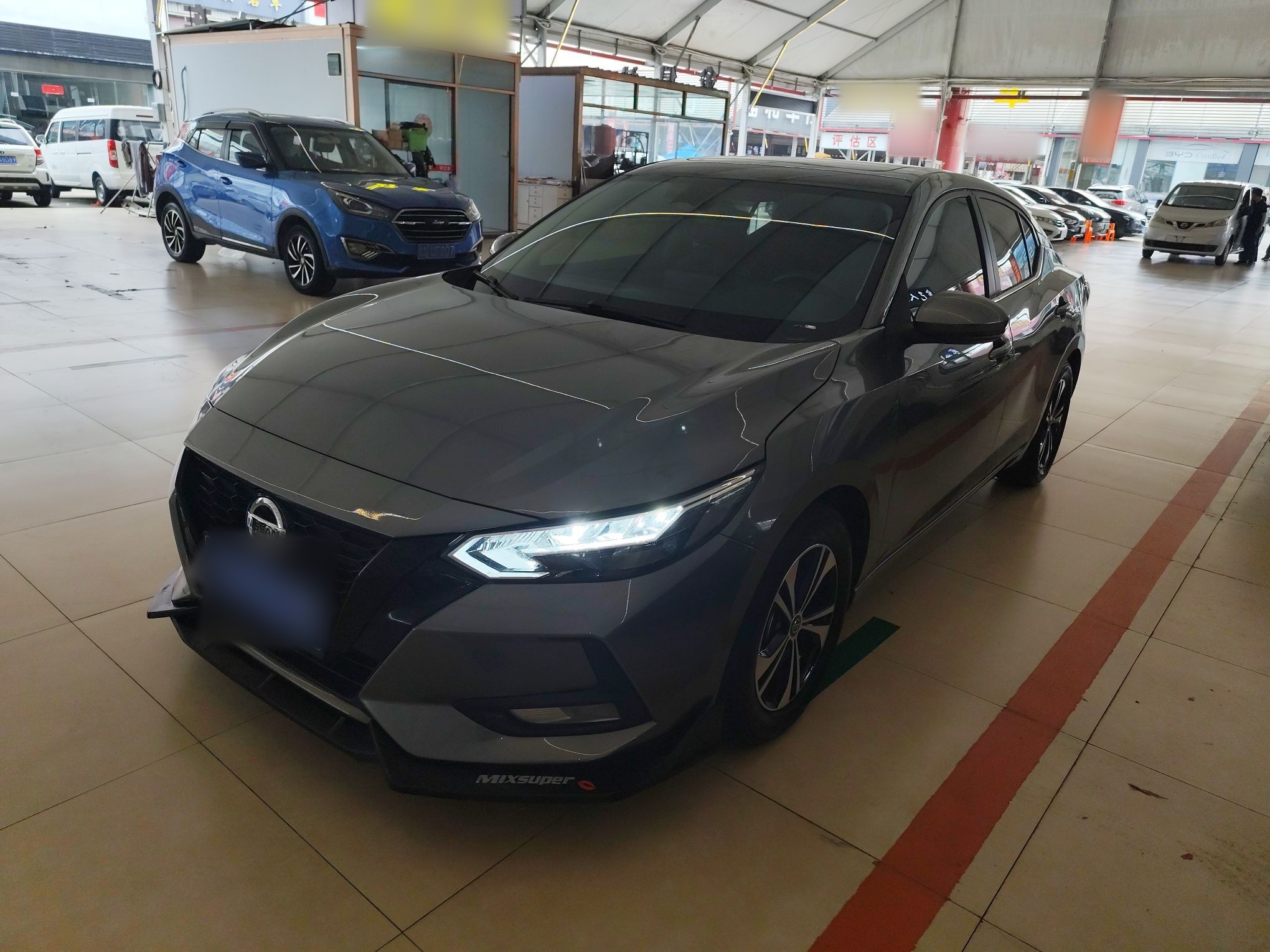 تحت مقدمة السيارة