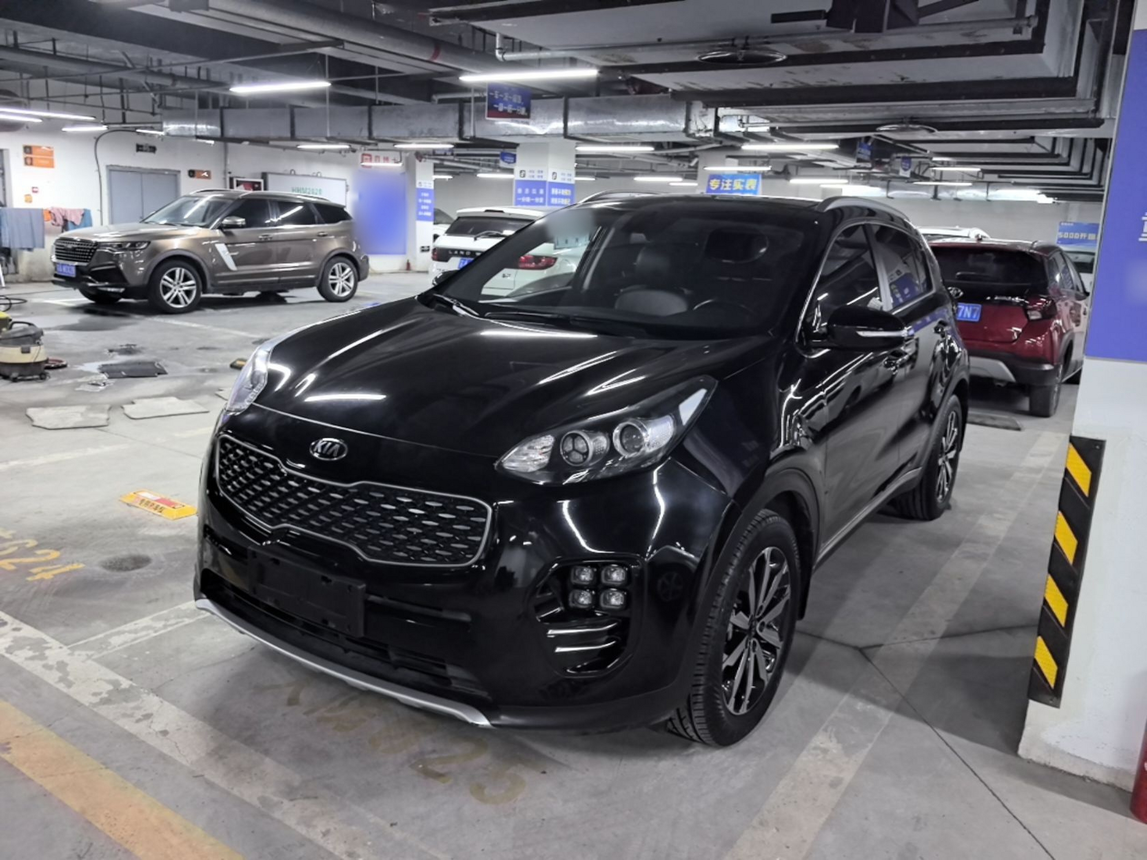 Под передней частью автомобиля