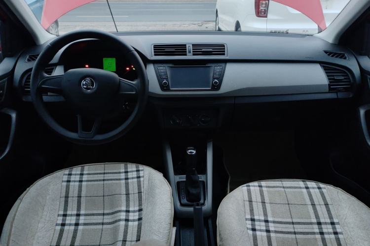 Used Skoda Fabia 2015 1.4L Automatic Front-Drive Model Center Console