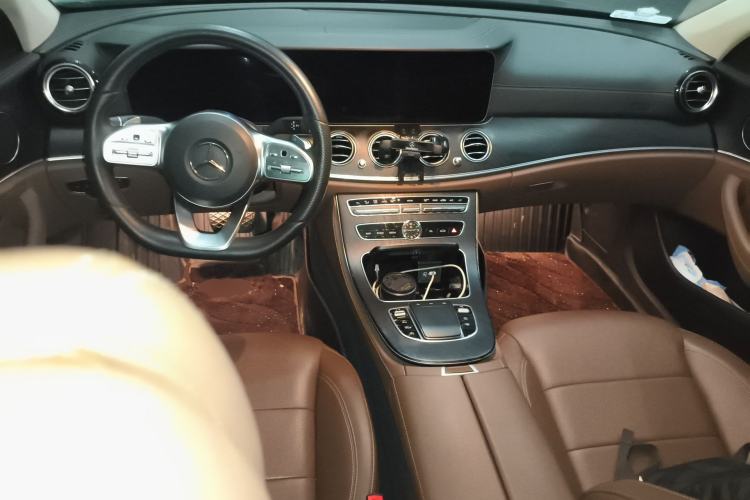 Used Mercedes-Benz E-Class 2019 E 300 L Sport Luxury Edition Center Console