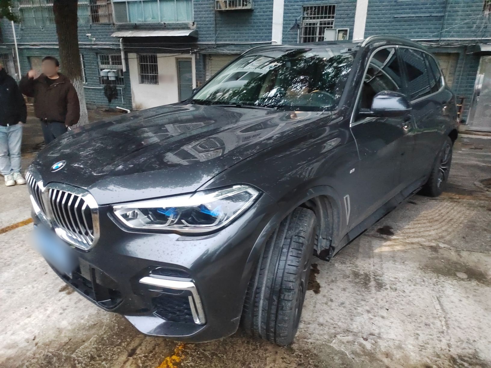 Под передней частью автомобиля