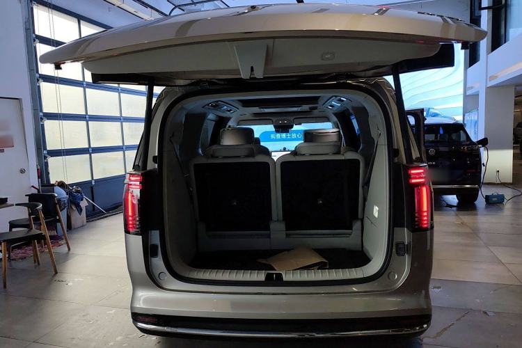 Used Volvo EM90 2025 Ultra Six-Seater
