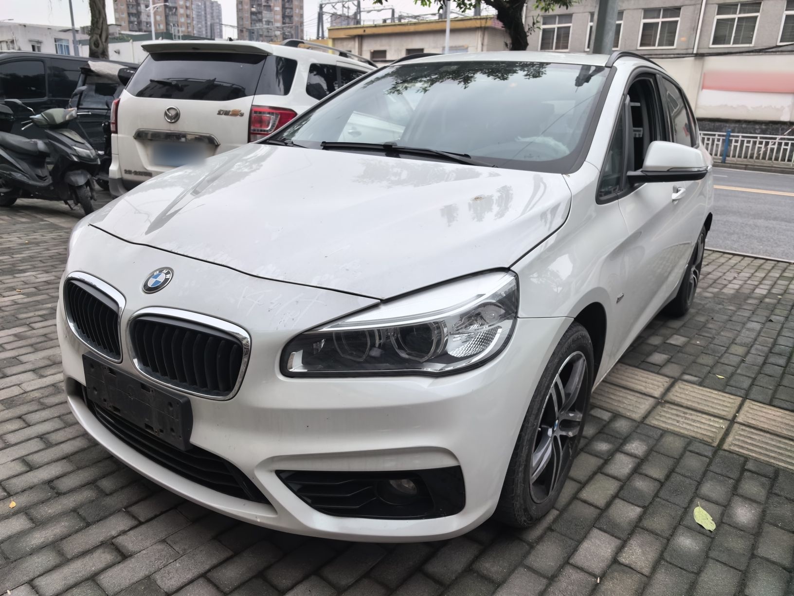 تحت مقدمة السيارة