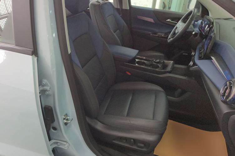 Used Chevrolet Equinox Plus 2024 102km RS Ultimate Edition Right Front Seat