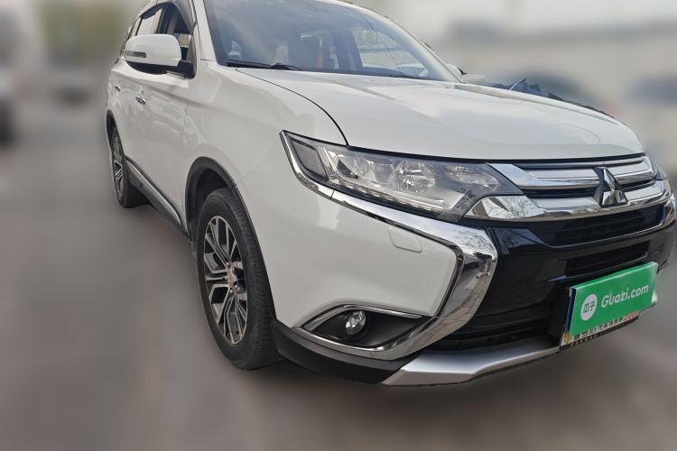 Used Mitsubishi Outlander 2016 2.4L 4x4 Elite Edition 5 Seats Front Right 45 Deg