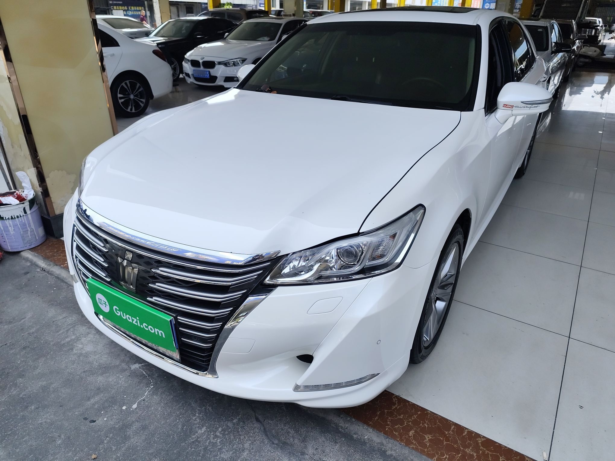 تحت مقدمة السيارة