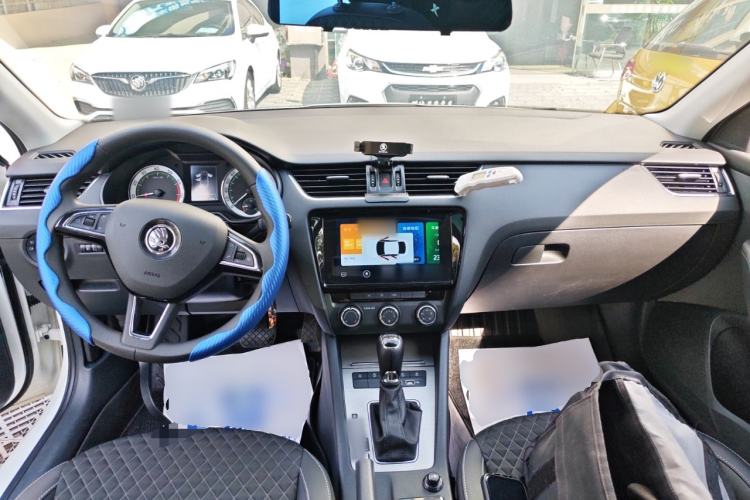 Used Skoda Octavia 2020 1.5L Automatic SmartDrive Luxury Edition Center Console