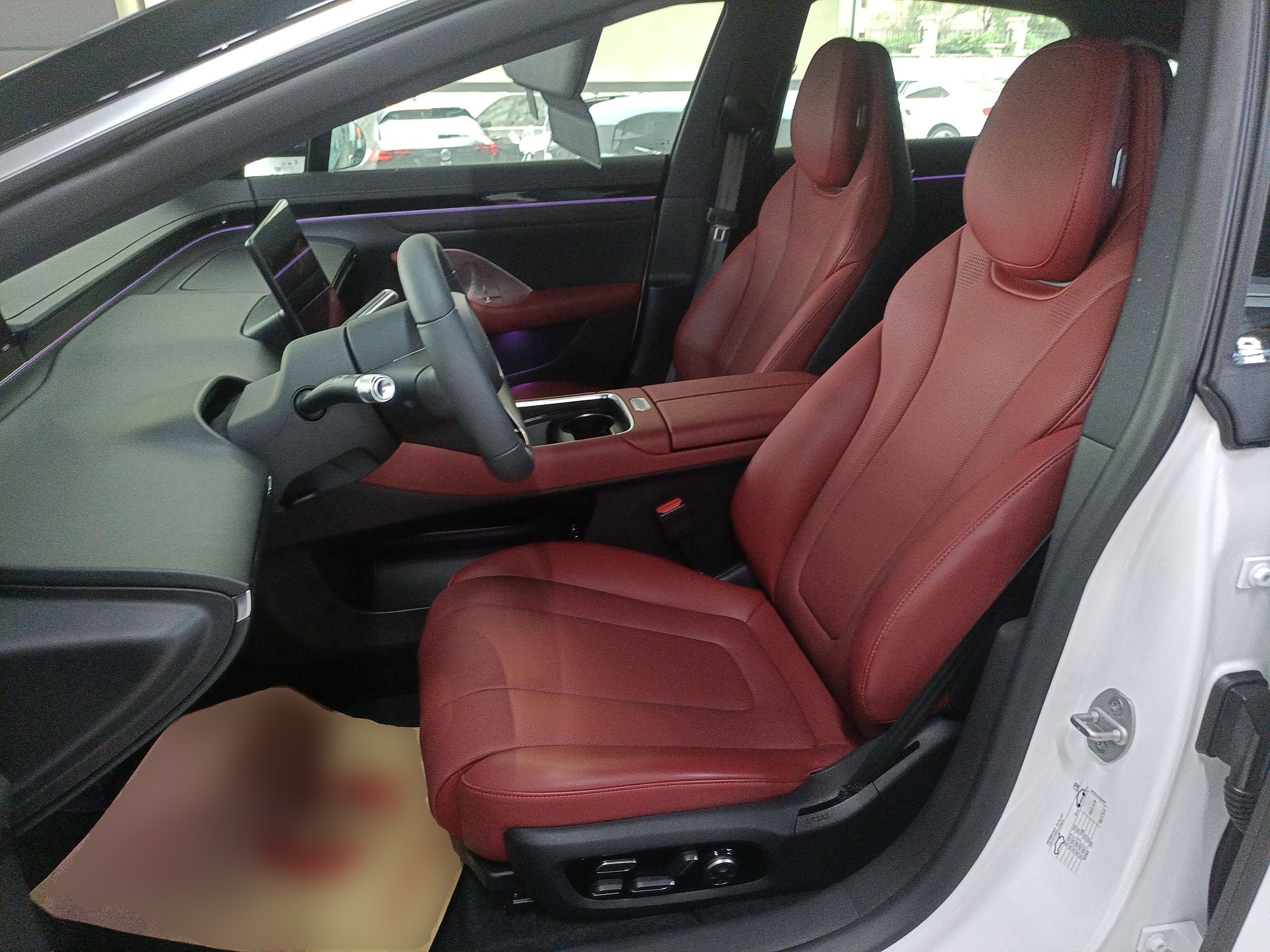 المقاعد الأمامية داخل السيارة