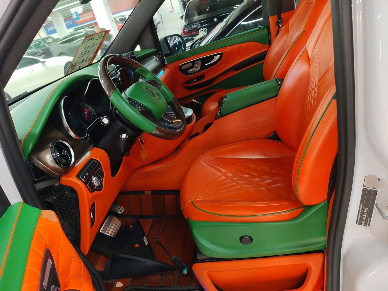 المقاعد الأمامية داخل السيارة