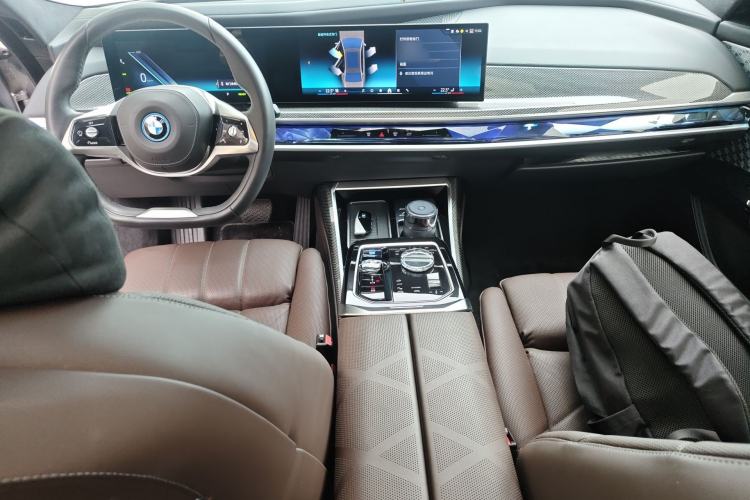 Used BMW i7 2023 xDrive60L Luxury Package
