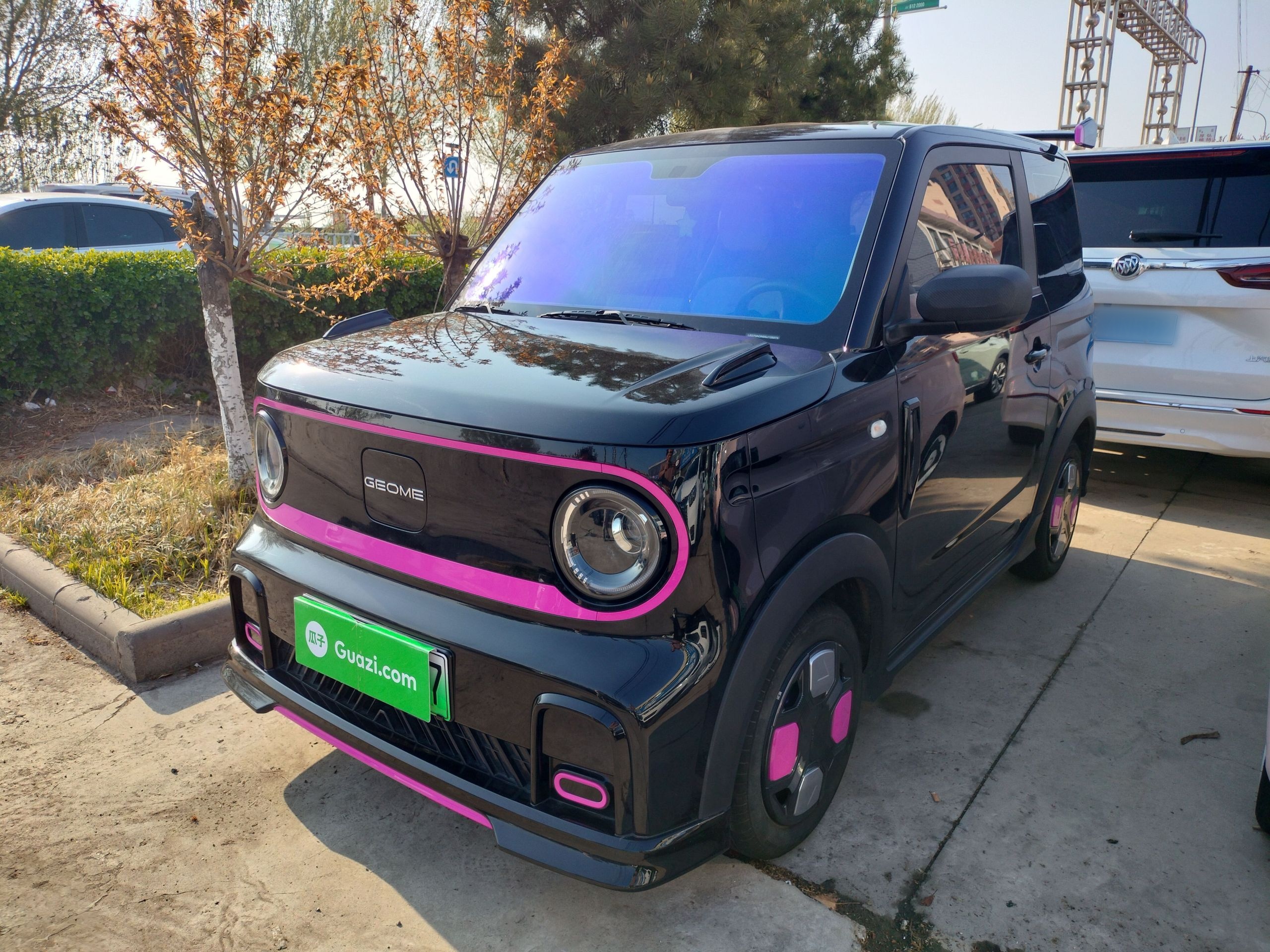 تحت مقدمة السيارة