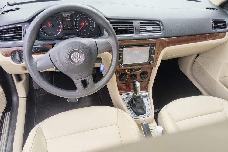 Used Volkswagen Lavida 2013 Restyled Classic 1.6L Automatic Comfort Edition Center Console