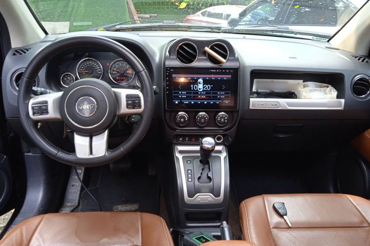 Used Jeep Compass 2014 2.4L four-wheel drive luxury version Center Console