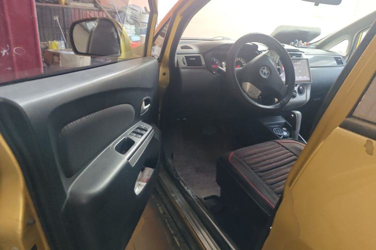 Used Venucia R50X 2015 1.6L Automatic Luxury Edition