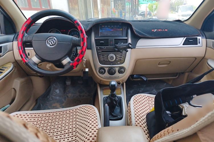 Used Buick Excelle 2013 1.5L Manual Classic Model Center Console