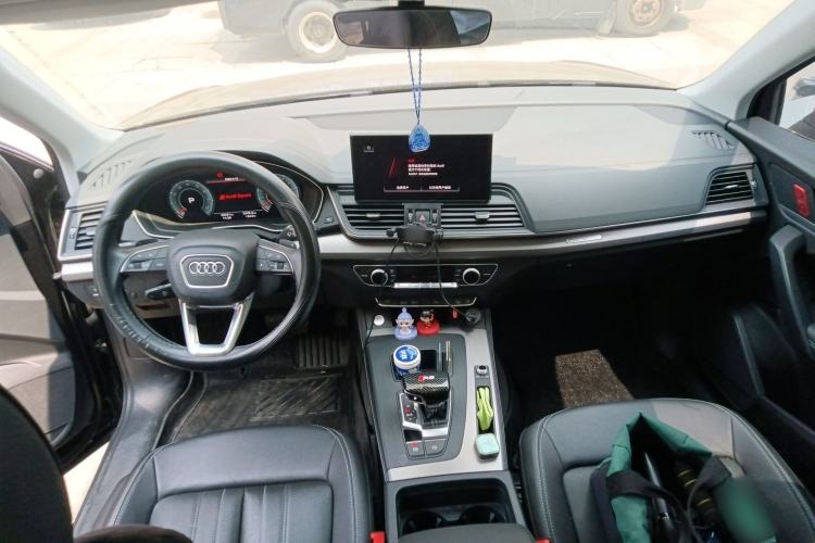 Used Audi Q5L 2022 40T Fashionable and Elegant Model Center Console