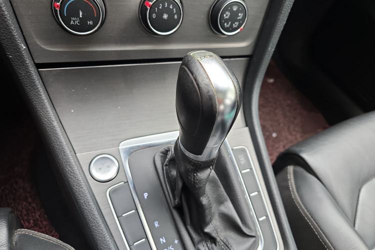 Used Volkswagen Golf 2015 1.4TSI Automatic Luxury Model Gear Lever