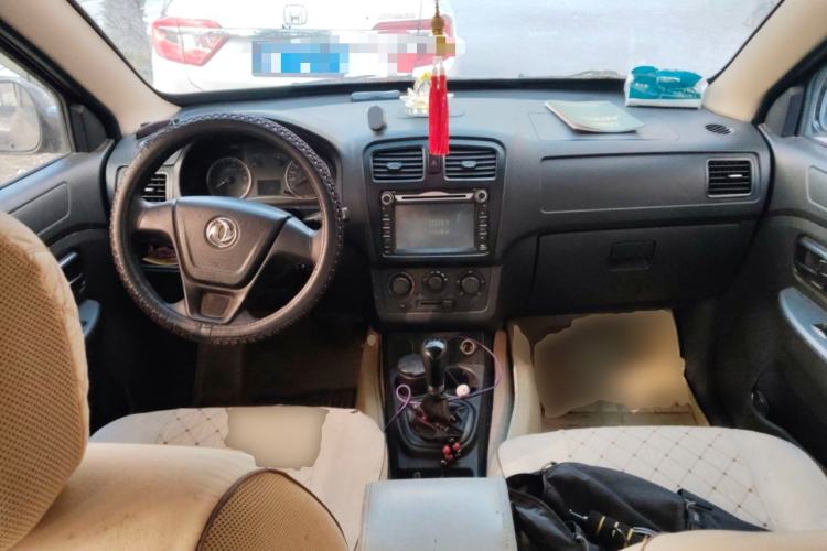 Used Dongfeng Fengon 330 2014 1.5L Manual Utility Version DK15 Center Console