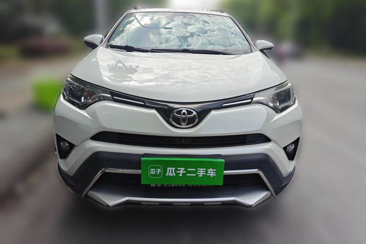 Used Toyota RAV4 2019 2.0L CVT Two-Wheel Drive Luxury Version China VI Standard