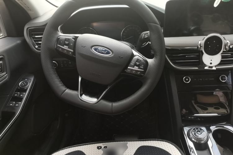 Used Ford Escape 2024 EcoBoost 245 Two-Wheel-Drive Titanium Edition Steering Wheel