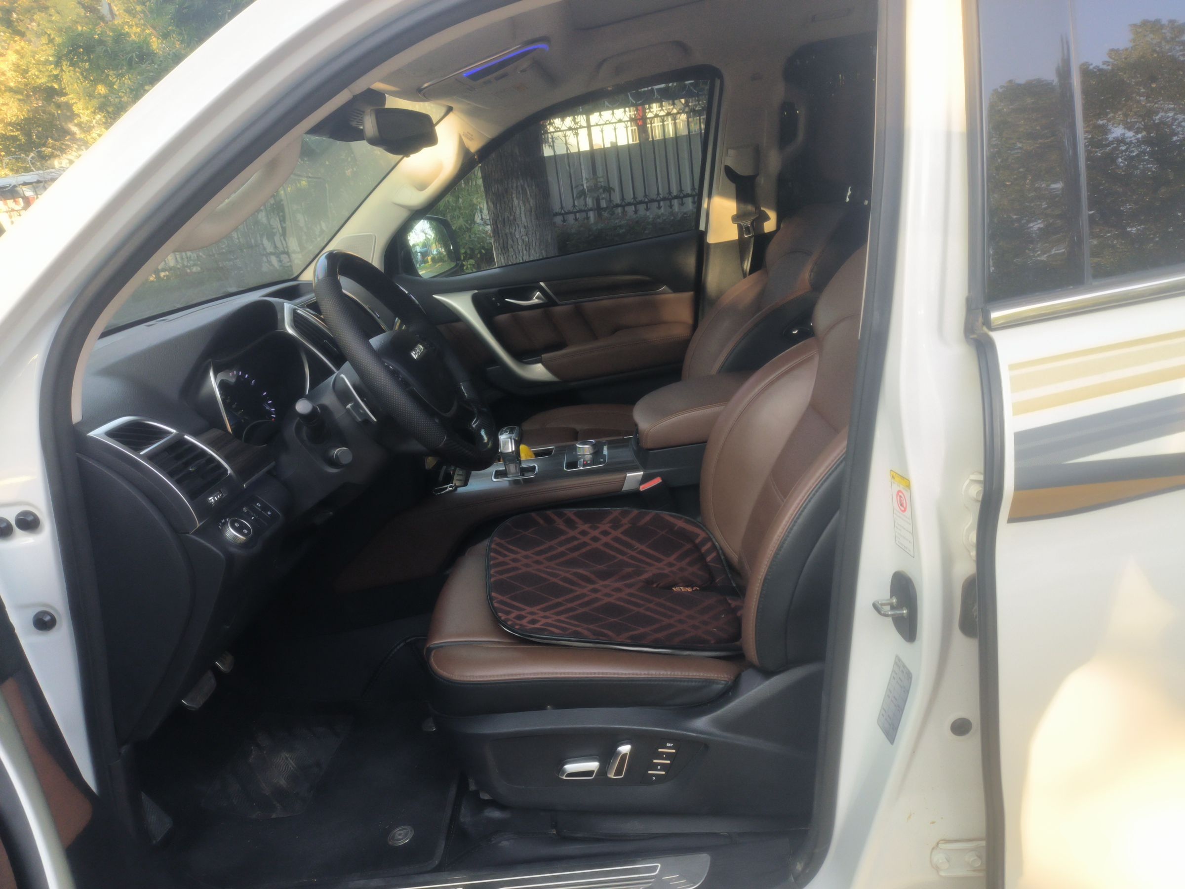 المقاعد الأمامية داخل السيارة