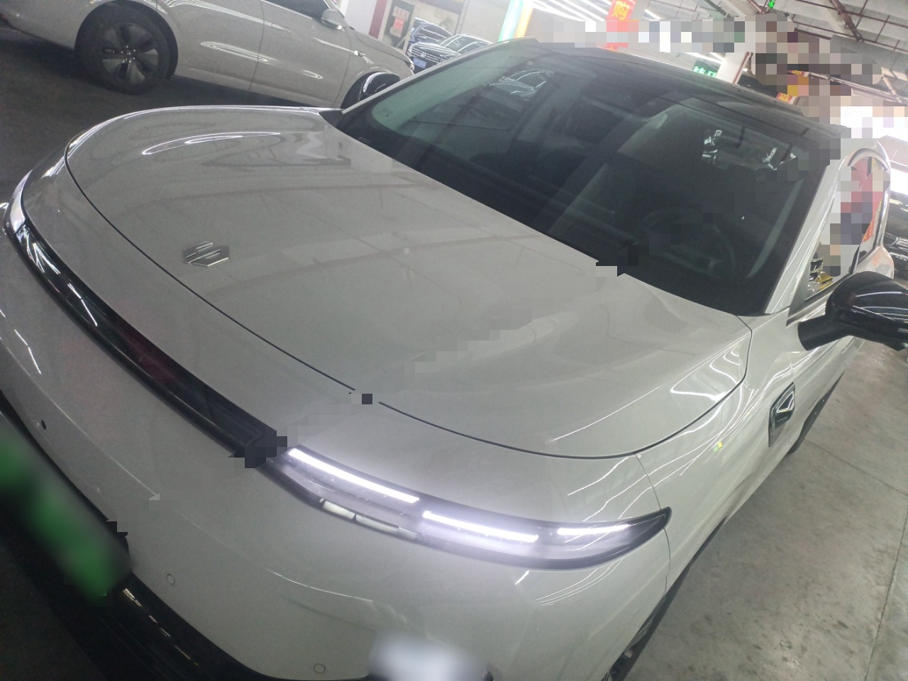 تحت مقدمة السيارة