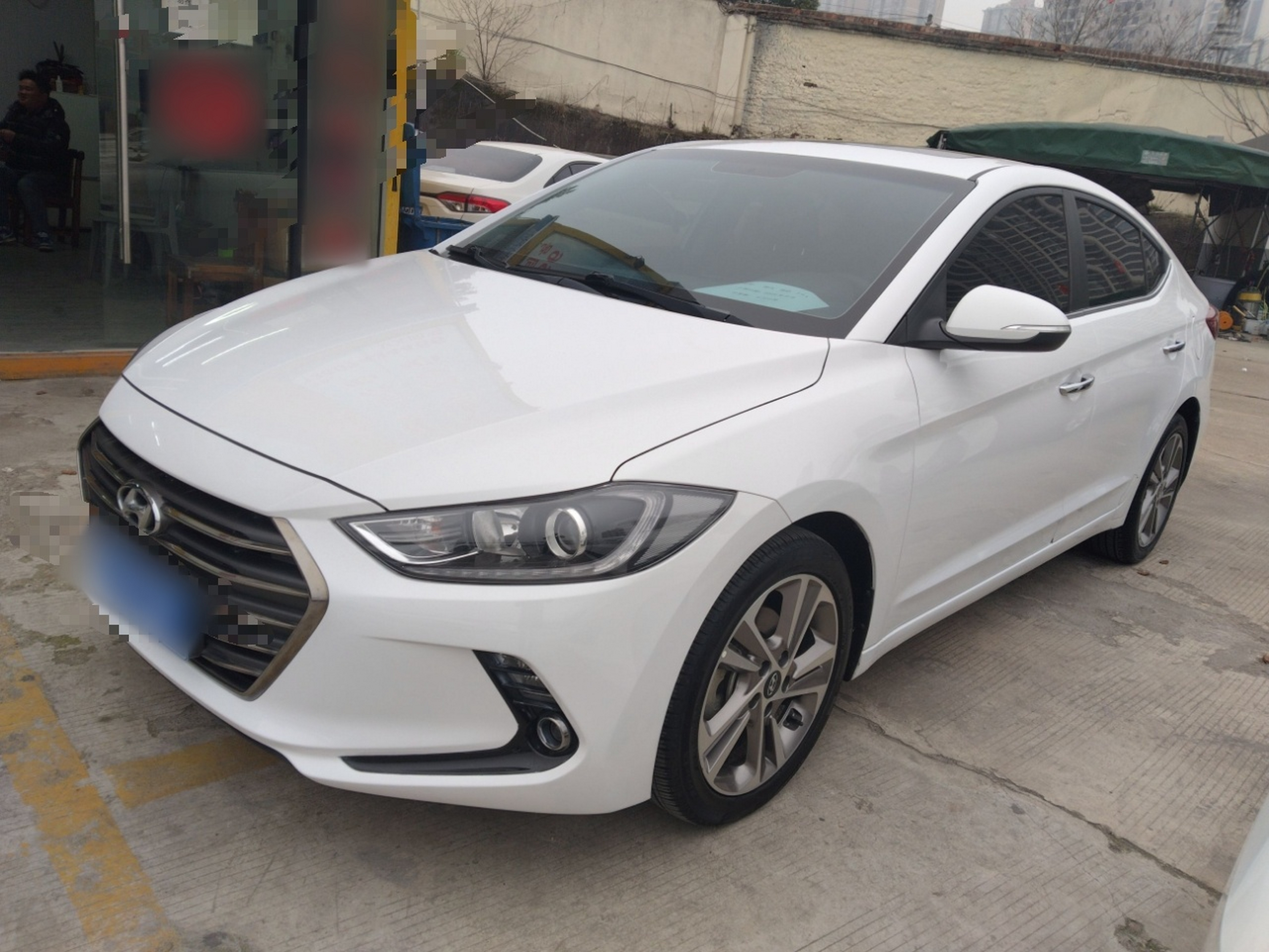 تحت مقدمة السيارة