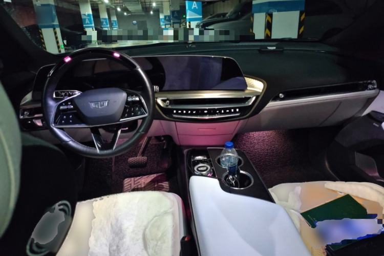 Used Cadillac LYRIQ 2022 Rear-Drive Long-Range Luxury Edition Center Console