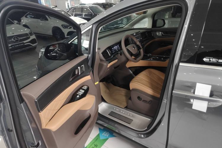 Used Denza D9 2022 DM-i 1040 Prestige Model