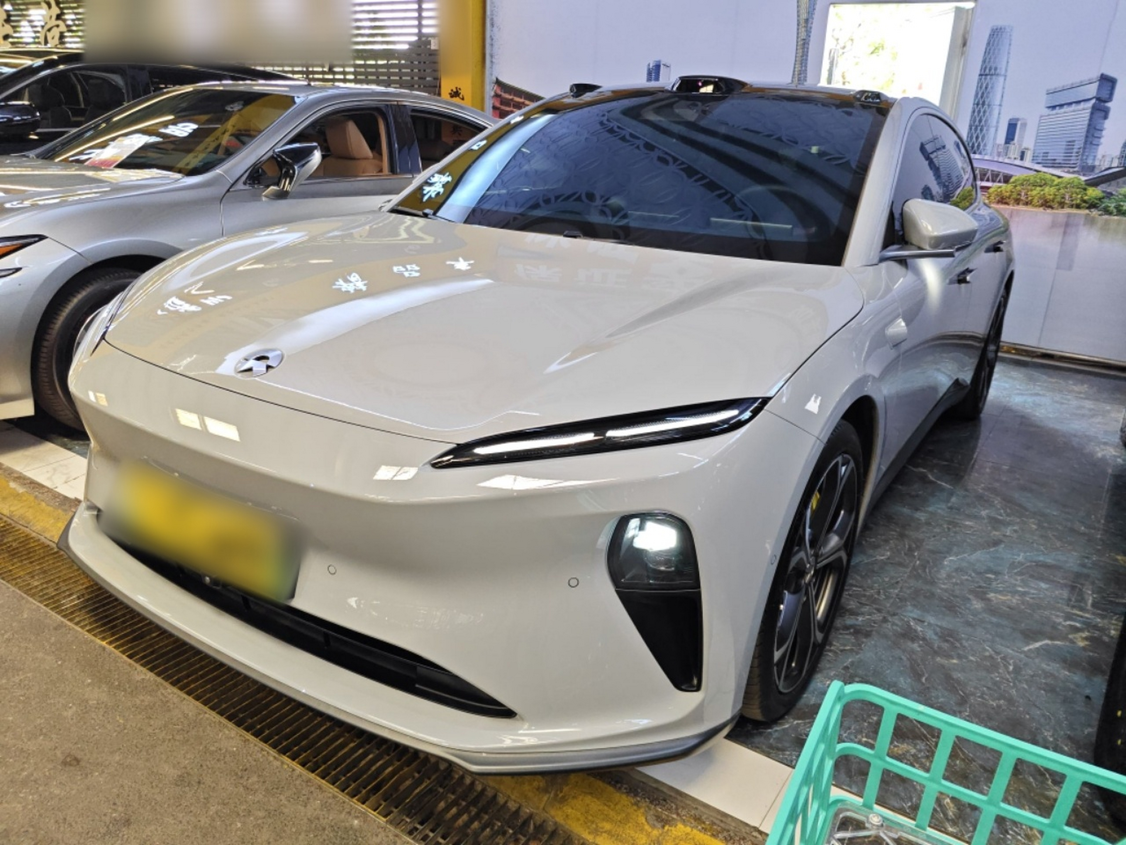 تحت مقدمة السيارة