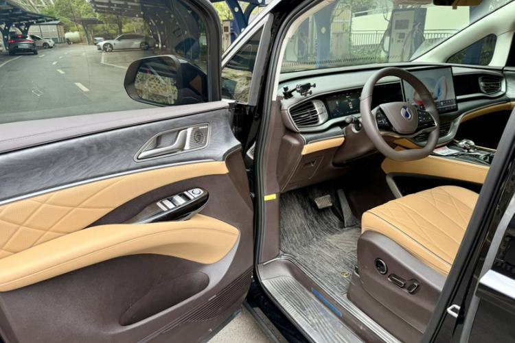 Used Denza D9 2025 EV Intelligent Driving Edition 620 Luxury Model
