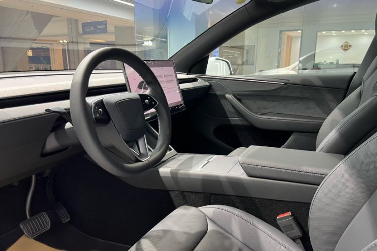 Used Tesla Model Y L 2025 Model Long-Range All-Wheel-Drive Version